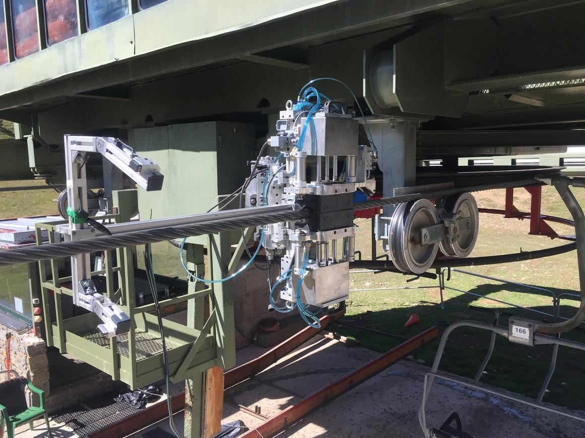 Grip force test rig on the rope beneath the station