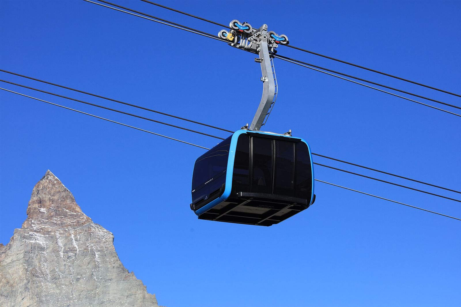 3S cable car cabin suspended from three ropes in front of the Matterhorn summit
