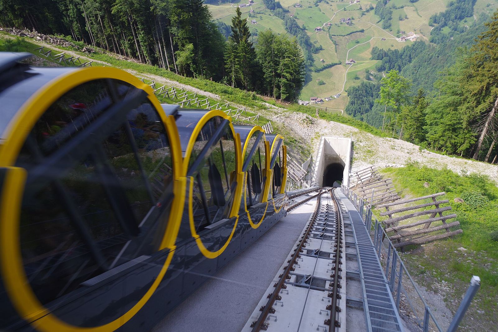 Stoosbahn fünikülerinin fıçı biçimli kabinleri dik yamaçtaki hat üzerinde