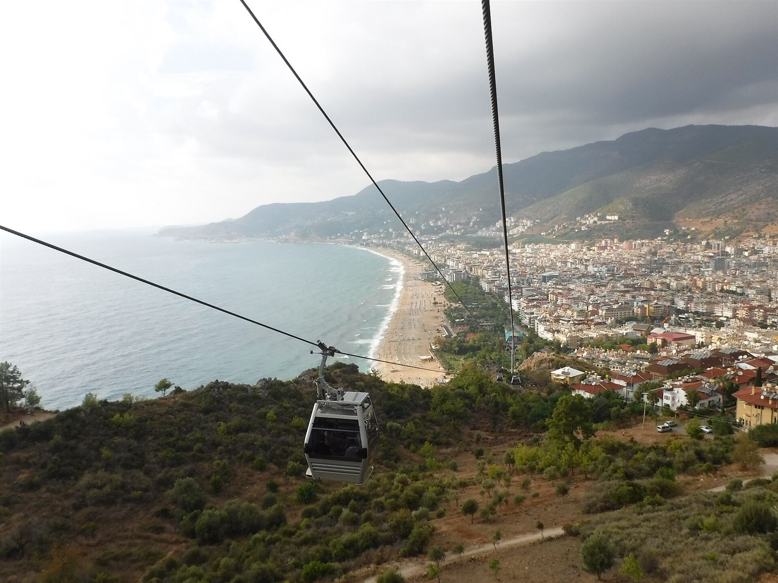 Alanya Teleferik kabini Kleopatra Plajı ve deniz üzerinde ilerlerken