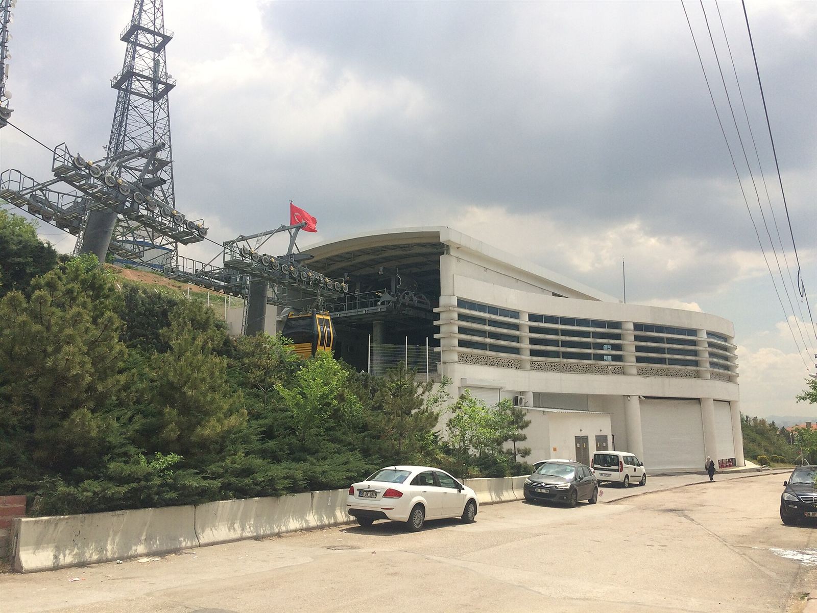 Yenimahalle-Şentepe teleferik hattında istasyon ve kabinler, geniş açıdan Ankara manzarası