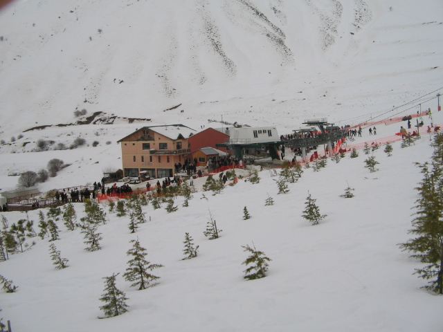 Bozdağ Kayak Merkezi'nin karlı yamacında eski telesiyej hattı, 2006