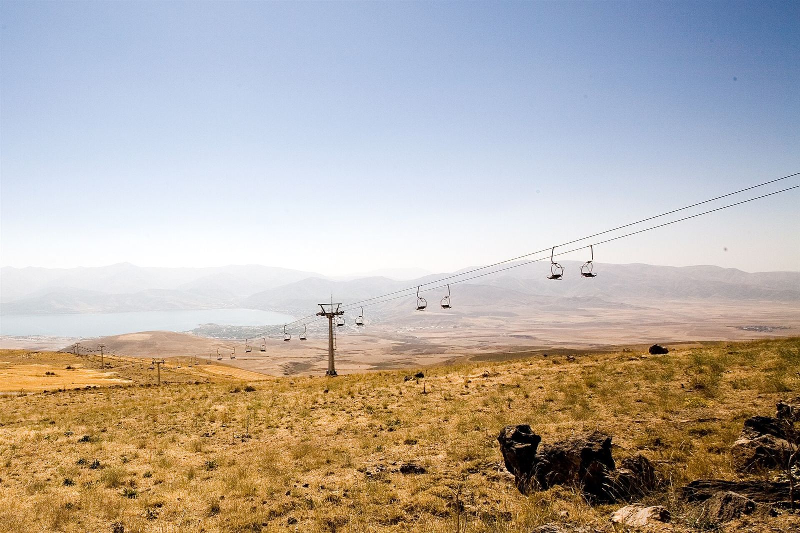 Nemrut Kalderası'nın güney yamacında telesiyej hattı; ufukta Van Gölü