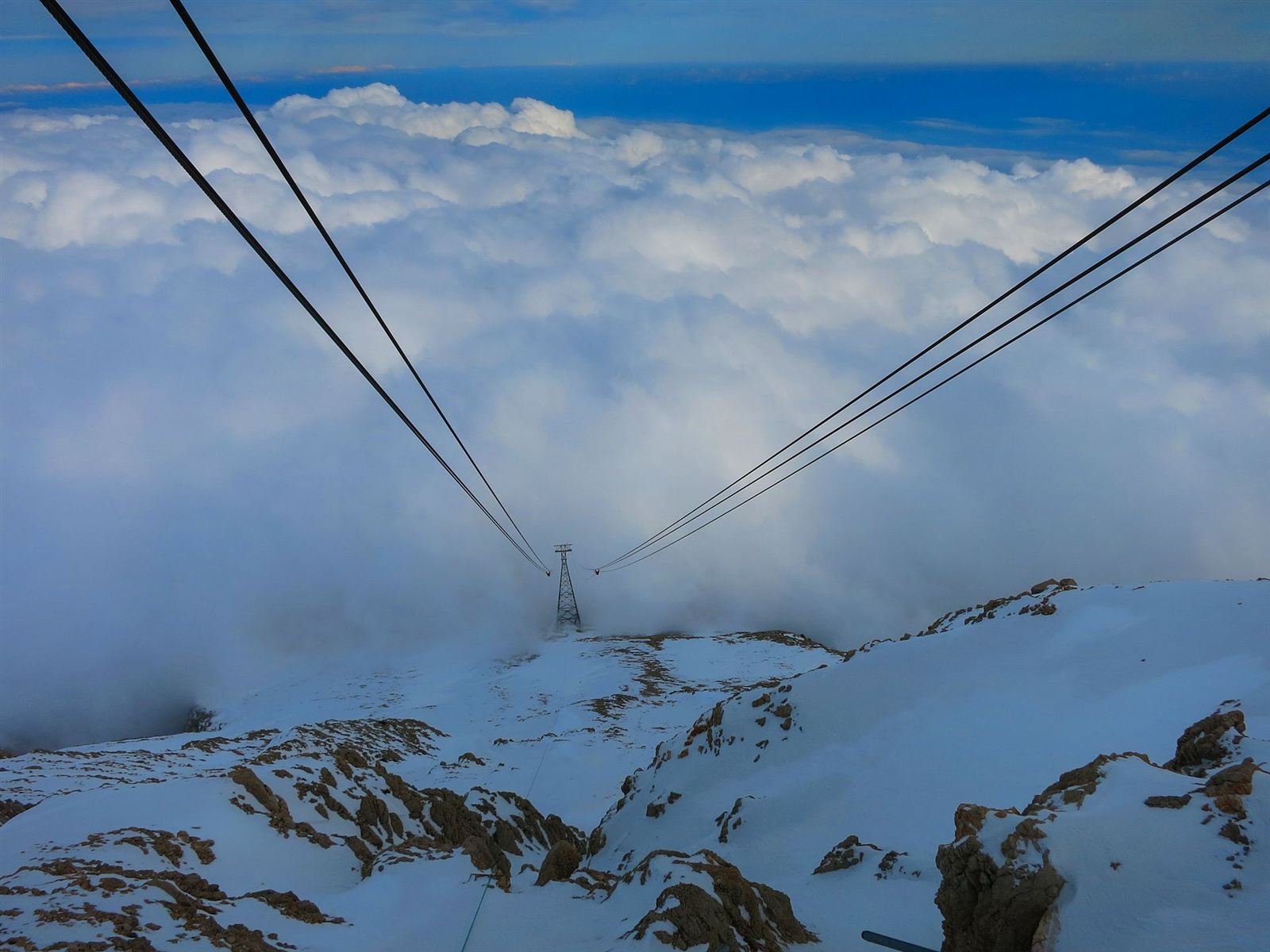 Tahtalı zirve istasyonundan bulut denizinin üzerine uzanan teleferik hattı
